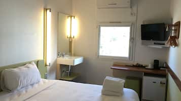 Shower, eco-friendly toiletries, hair dryer (on request), towels