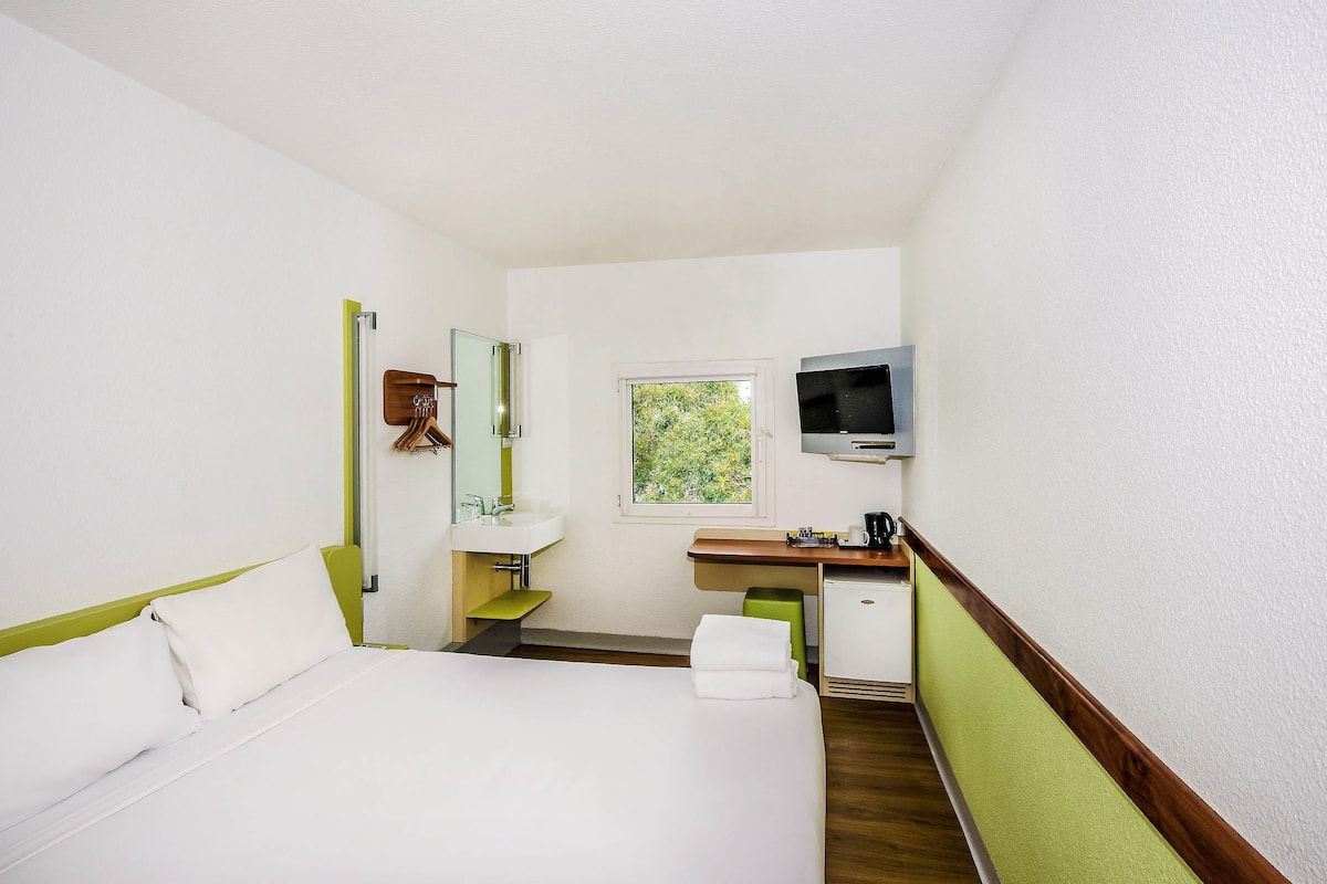 Standard Room, 1 King Bed | Premium bedding, desk, free WiFi, bed sheets