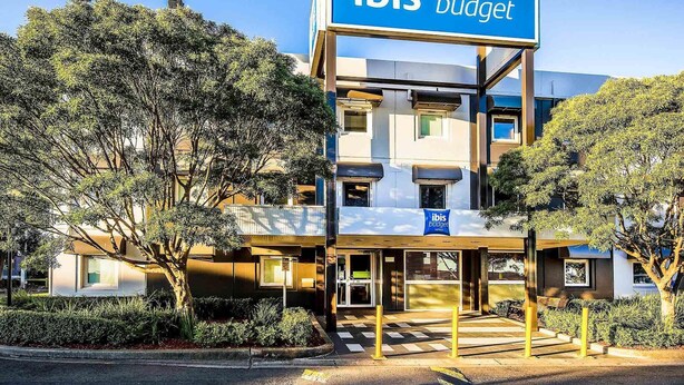 Un edificio moderno con un letrero que dice 'ibis budget'.