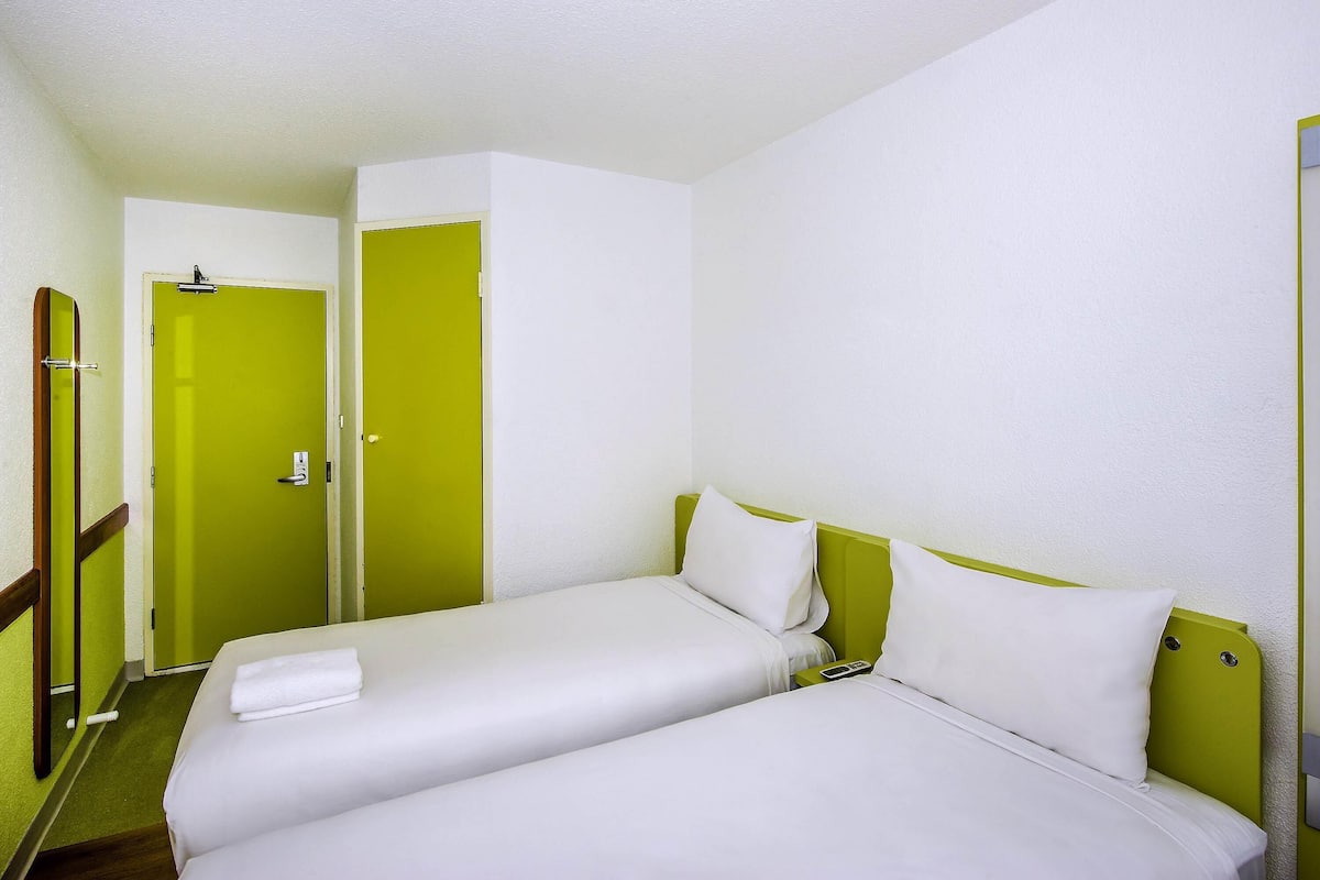 Standard Room, 2 Twin Beds | Premium bedding, desk, WiFi (free), bed sheets