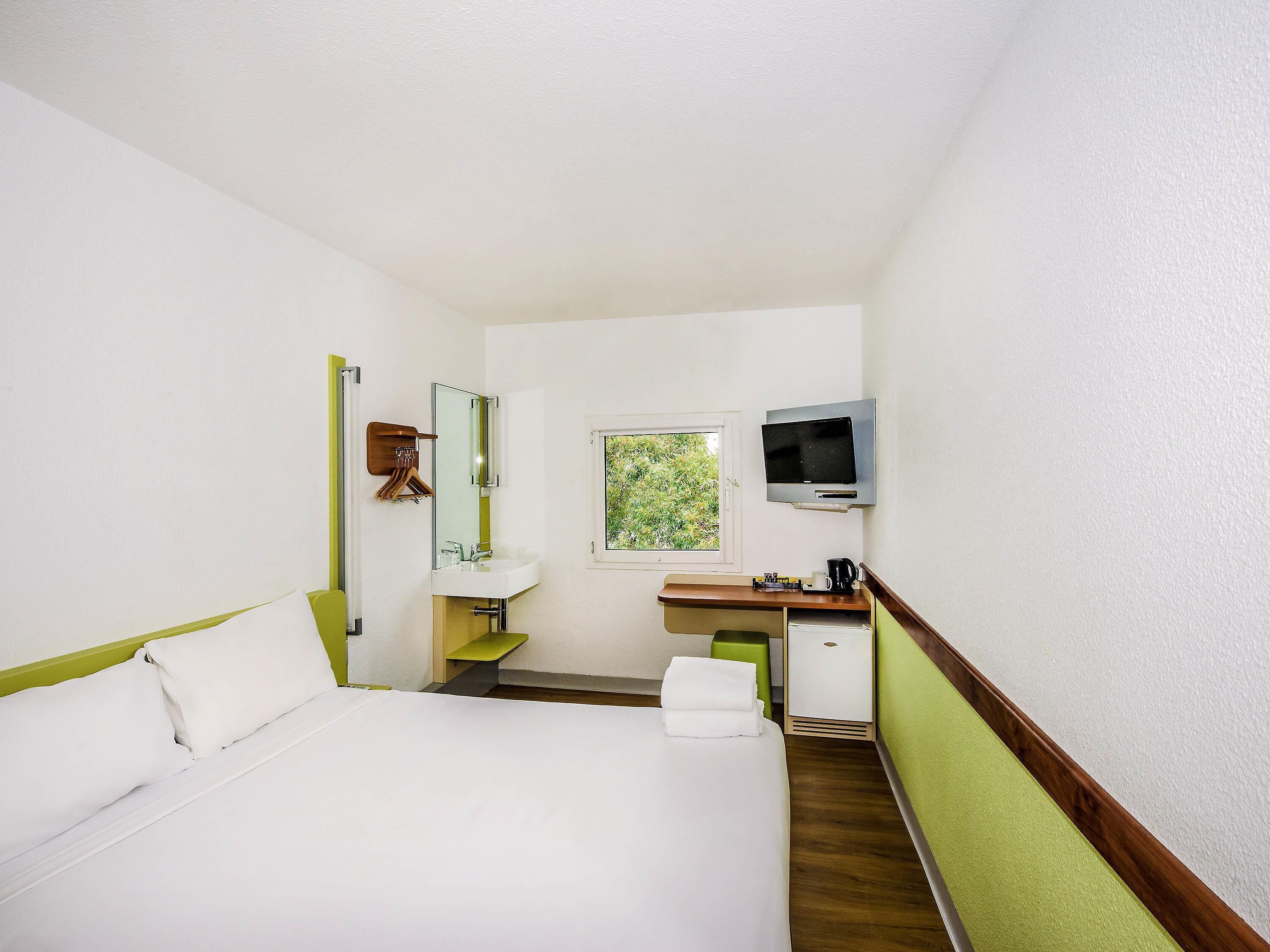 Standard Room, 1 King Bed | Premium bedding, desk, free WiFi, bed sheets