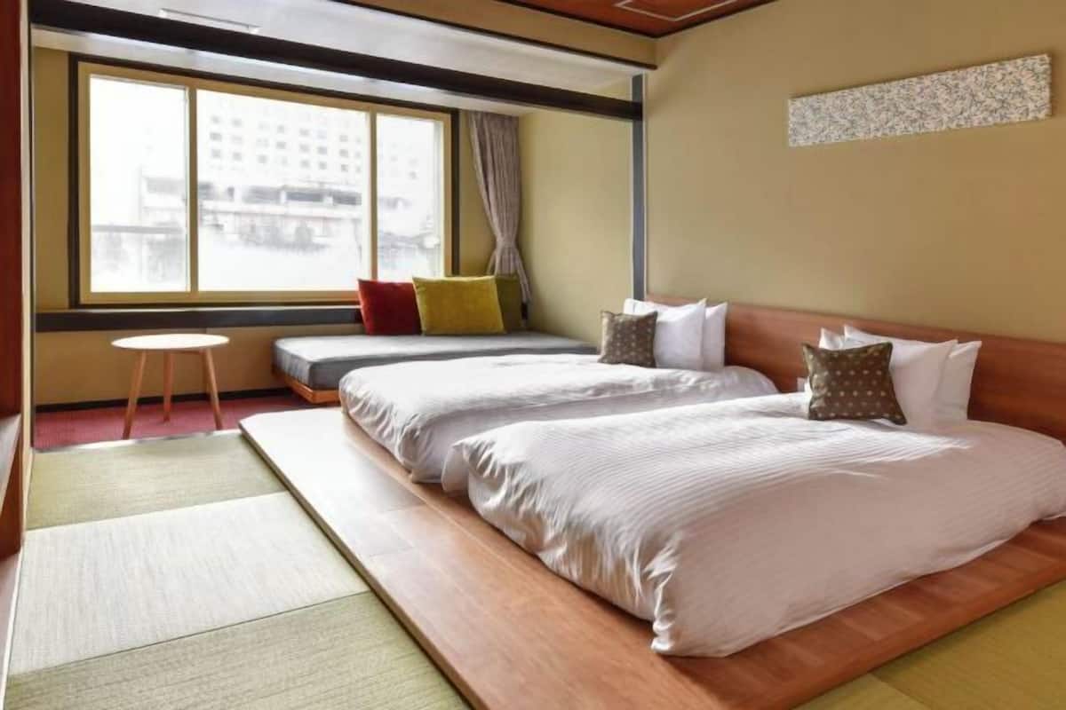 Premium bedding, down comforters, in-room safe, desk