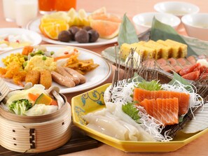 Una variedad de platos que incluyen sushi, dumplings y otras opciones de cocina asiática.