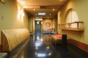 供应早餐和晚餐，日本菜