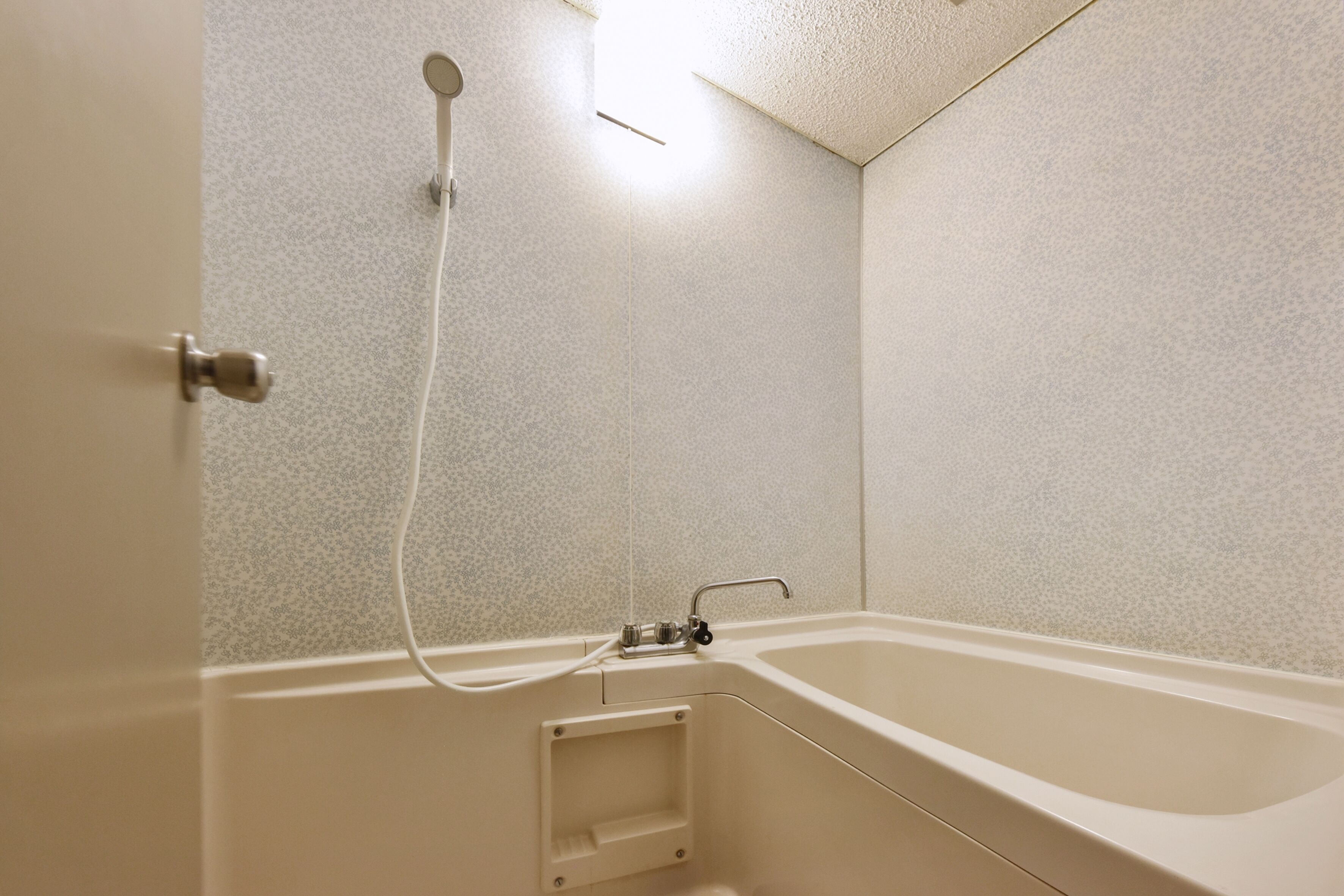 Une salle de bain avec une baignoire, une douche et des toilettes.