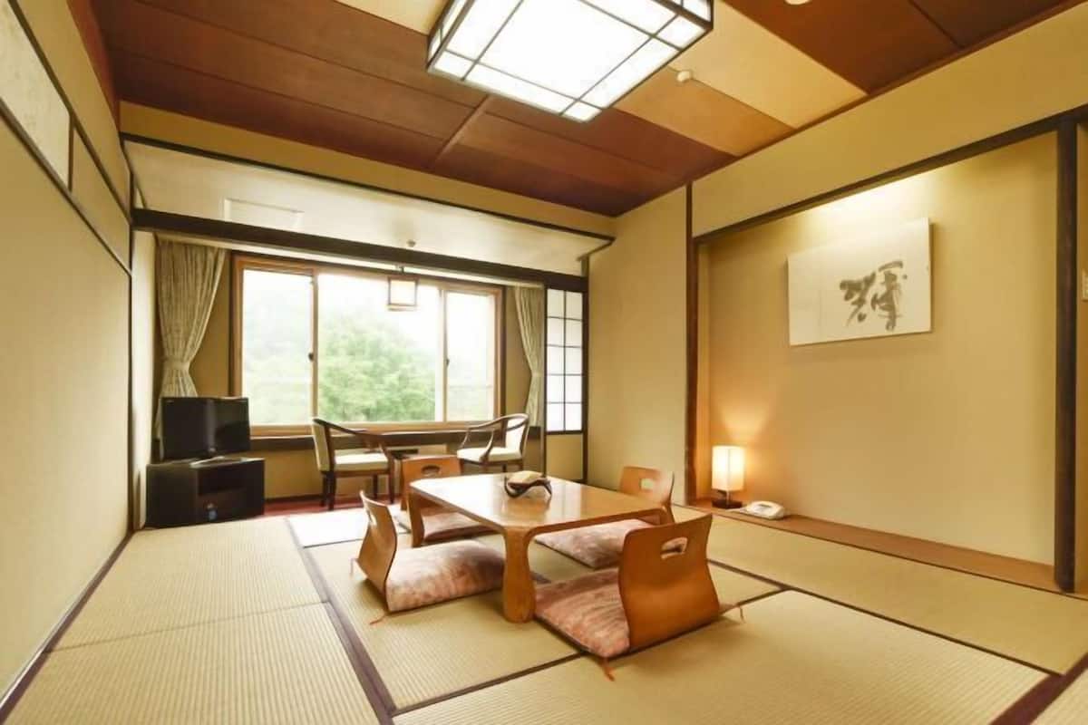 Restaurantes | Se sirven desayunos, cenas y cocina japonesa