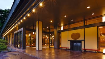 住宿正面 (夜晚)