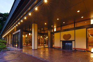 Voorkant accommodatie - avond/nacht