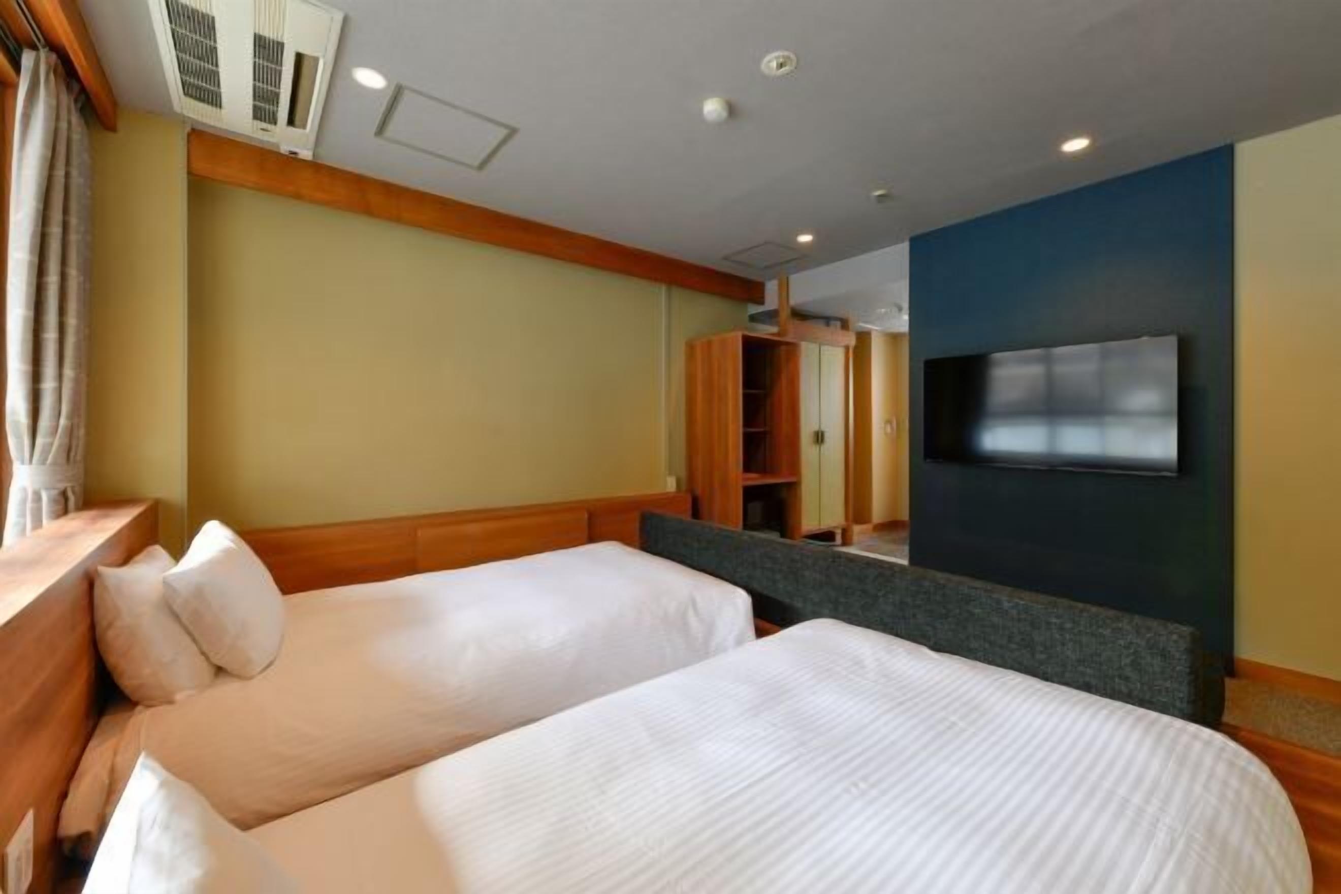 Premium bedding, down comforters, in-room safe, desk