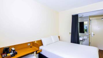 1 bedroom, Egyptian cotton sheets, premium bedding, desk