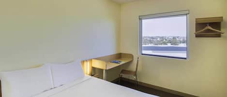 1 bedroom, Egyptian cotton sheets, premium bedding, desk