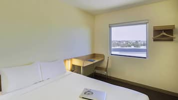 1 bedroom, Egyptian cotton sheets, premium bedding, desk