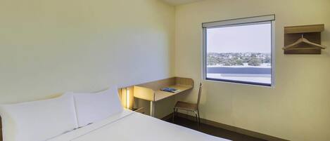 1 bedroom, Egyptian cotton sheets, premium bedding, desk