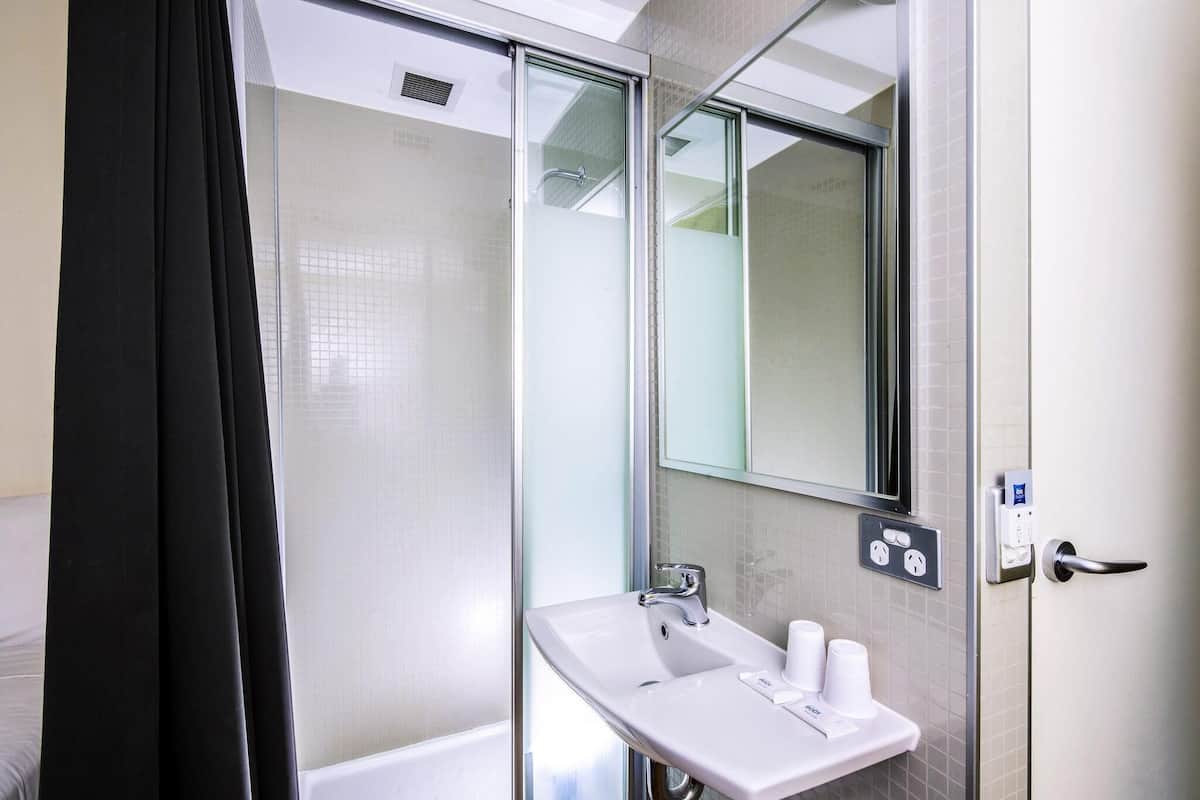 1 bedroom, Egyptian cotton sheets, premium bedding, desk