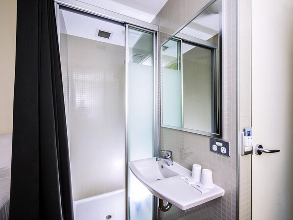 1 bedroom, Egyptian cotton sheets, premium bedding, desk