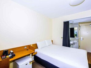1 bedroom, Egyptian cotton sheets, premium bedding, desk - ibis budget Sydney Olympic Park (Sydney Olympic Park)