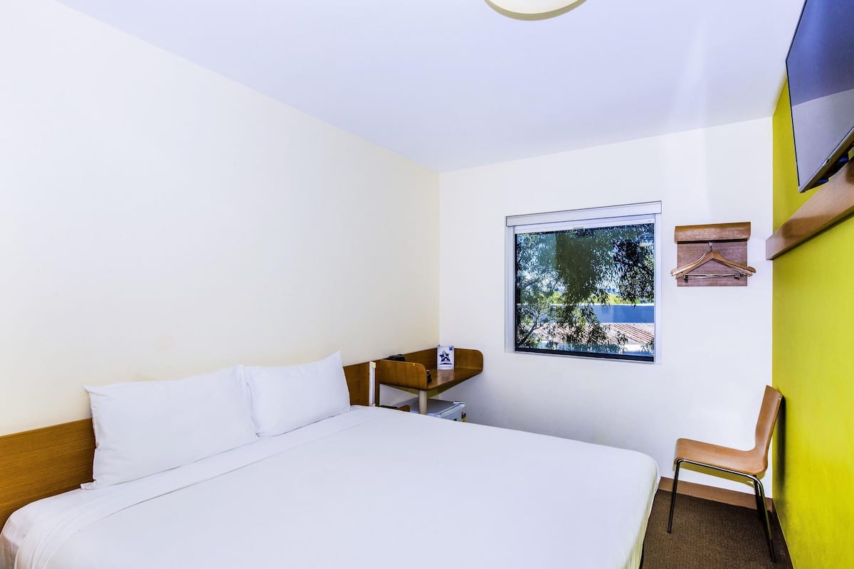 1 bedroom, Egyptian cotton sheets, premium bedding, desk