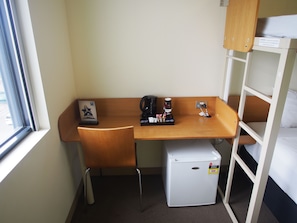 Habitació triple estàndard (1 Queen & 1 Overhead Single Bunk) | 1 dormitori, llençols de cotó egipci i roba de llit d'alta qualitat