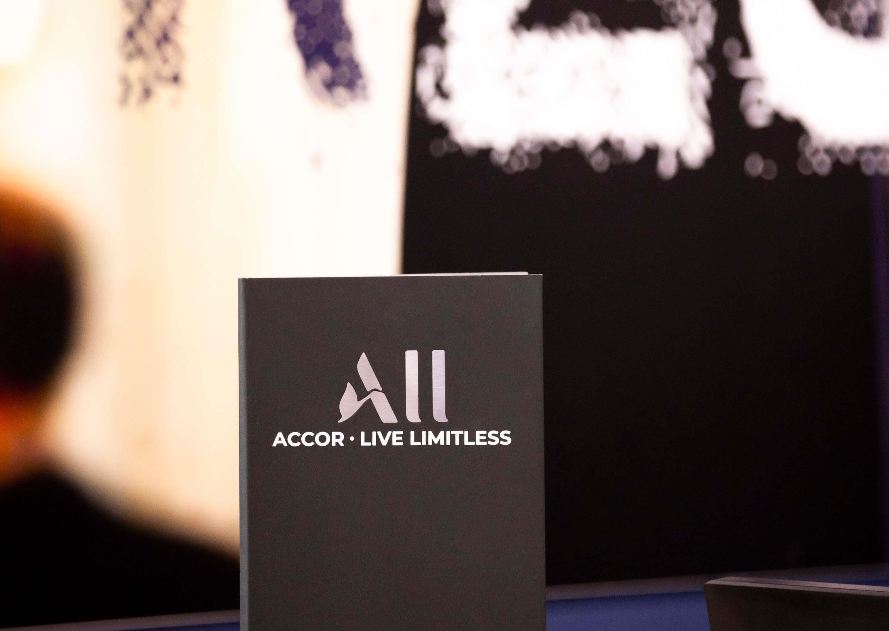 Ett svart kort med texten ”ACCOR LIVE LIMITLESS” ligger på ett bord.