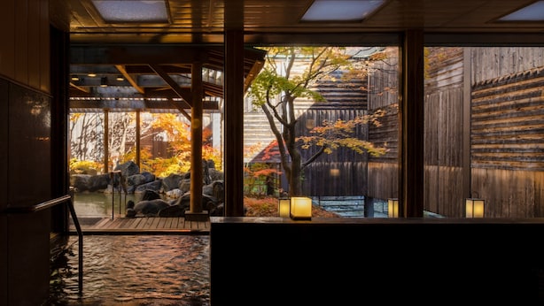 Un interior de madera tradicional con vista a un jardín exterior.