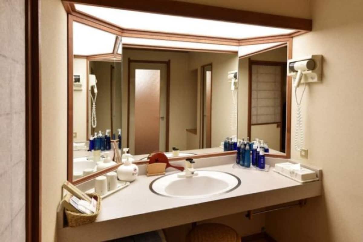 Kamar mandi | Pengering rambut, sandal, toilet dengan bidet elektronik, dan handuk