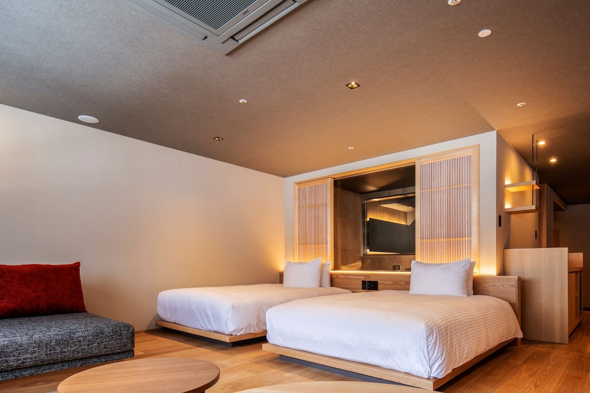Kamar Twin Premier, Bebas Asap Rokok | Selimut bulu angsa, brankas, meja kerja, dan Wi-Fi gratis