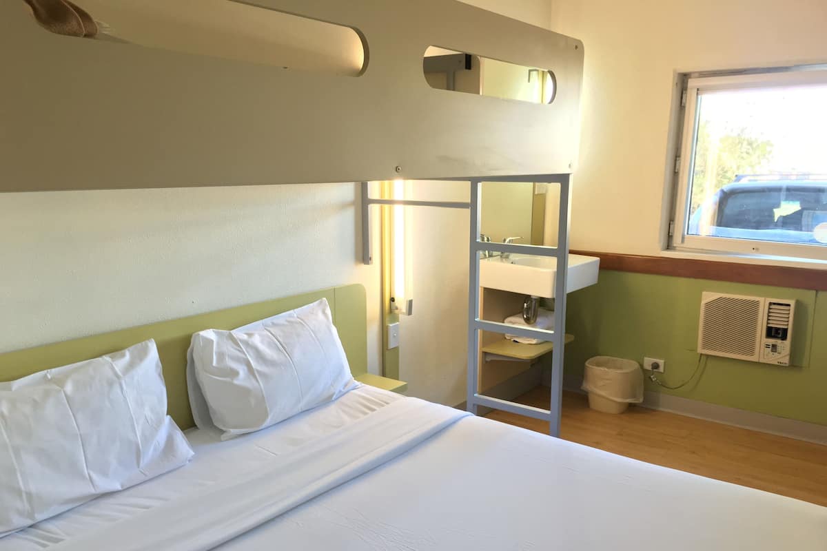 Desk, soundproofing, free WiFi, bed sheets