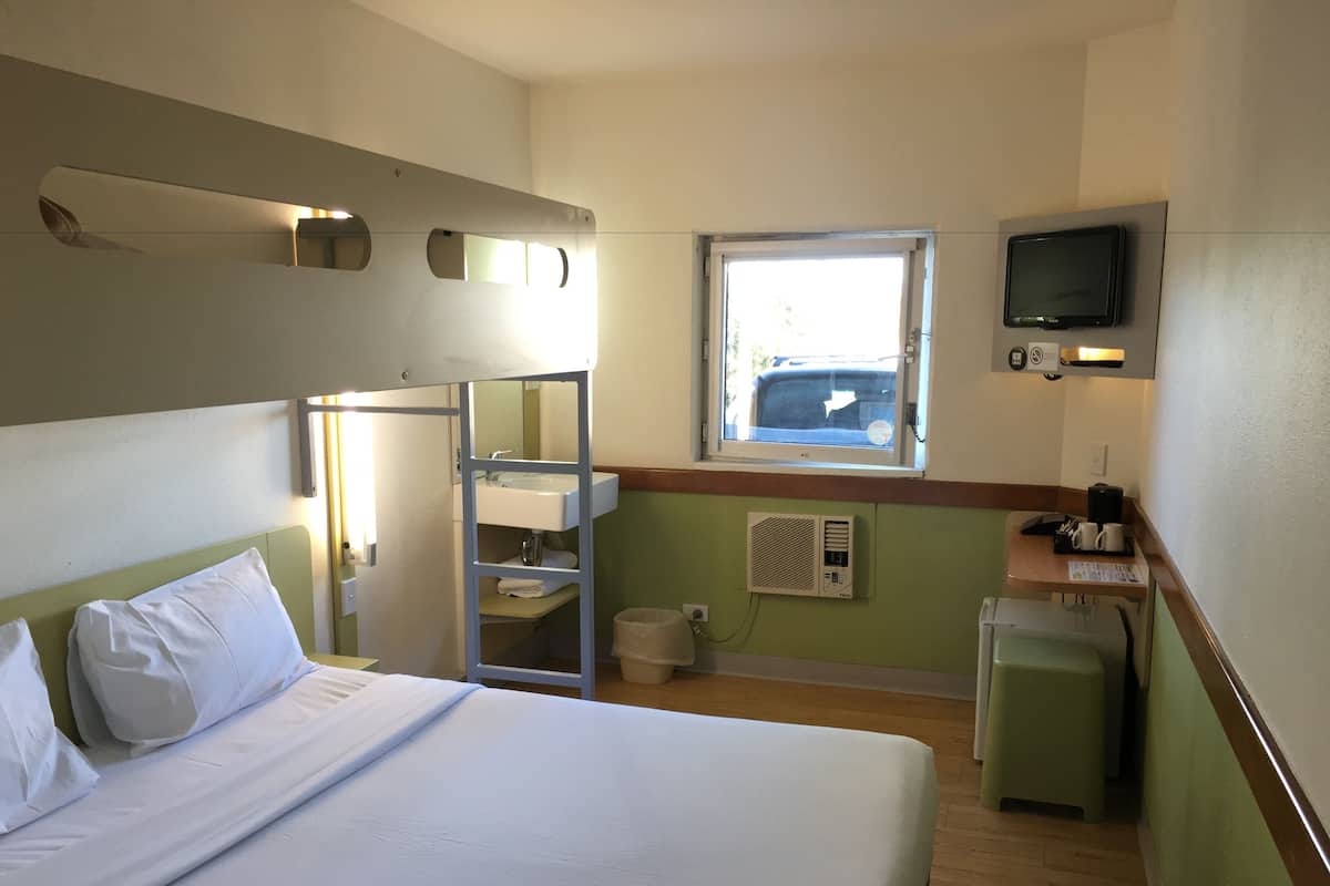 Desk, soundproofing, free WiFi, bed sheets