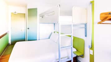 Una cama litera con cabecera verde y ropa de cama blanca en una habitación con piso de madera y pared verde.