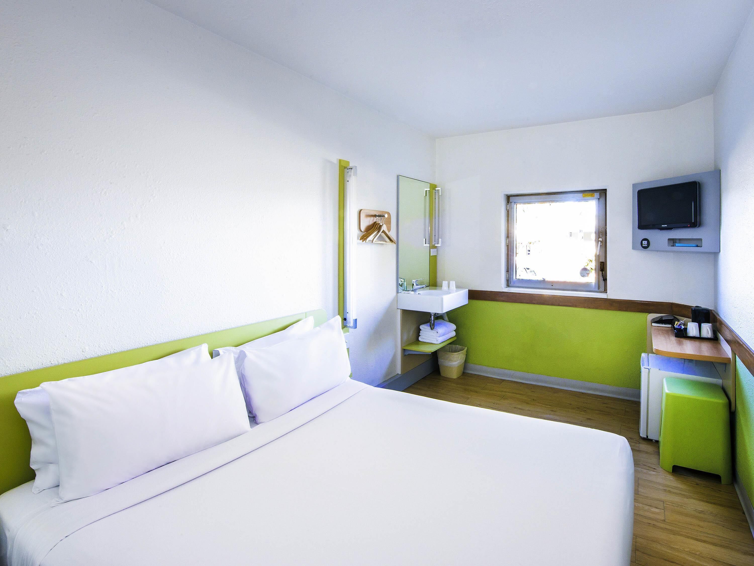 Kamer, 1 queensize bed | Een bureau, geluiddichte muren, gratis wifi, beddengoed