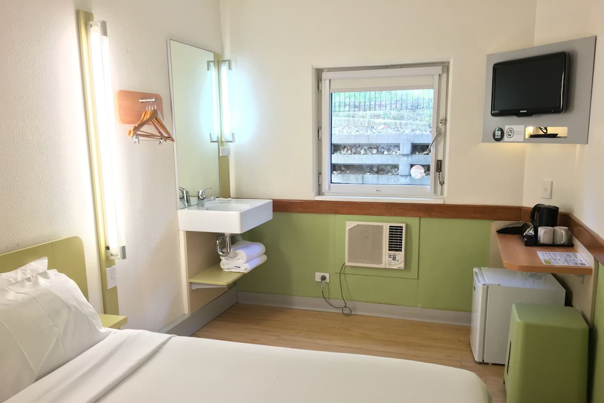 Desk, soundproofing, free WiFi, bed sheets