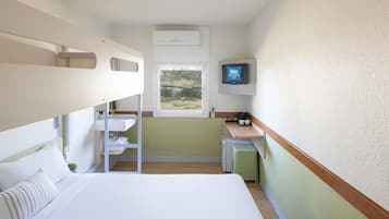 Desk, soundproofing, free WiFi, bed sheets