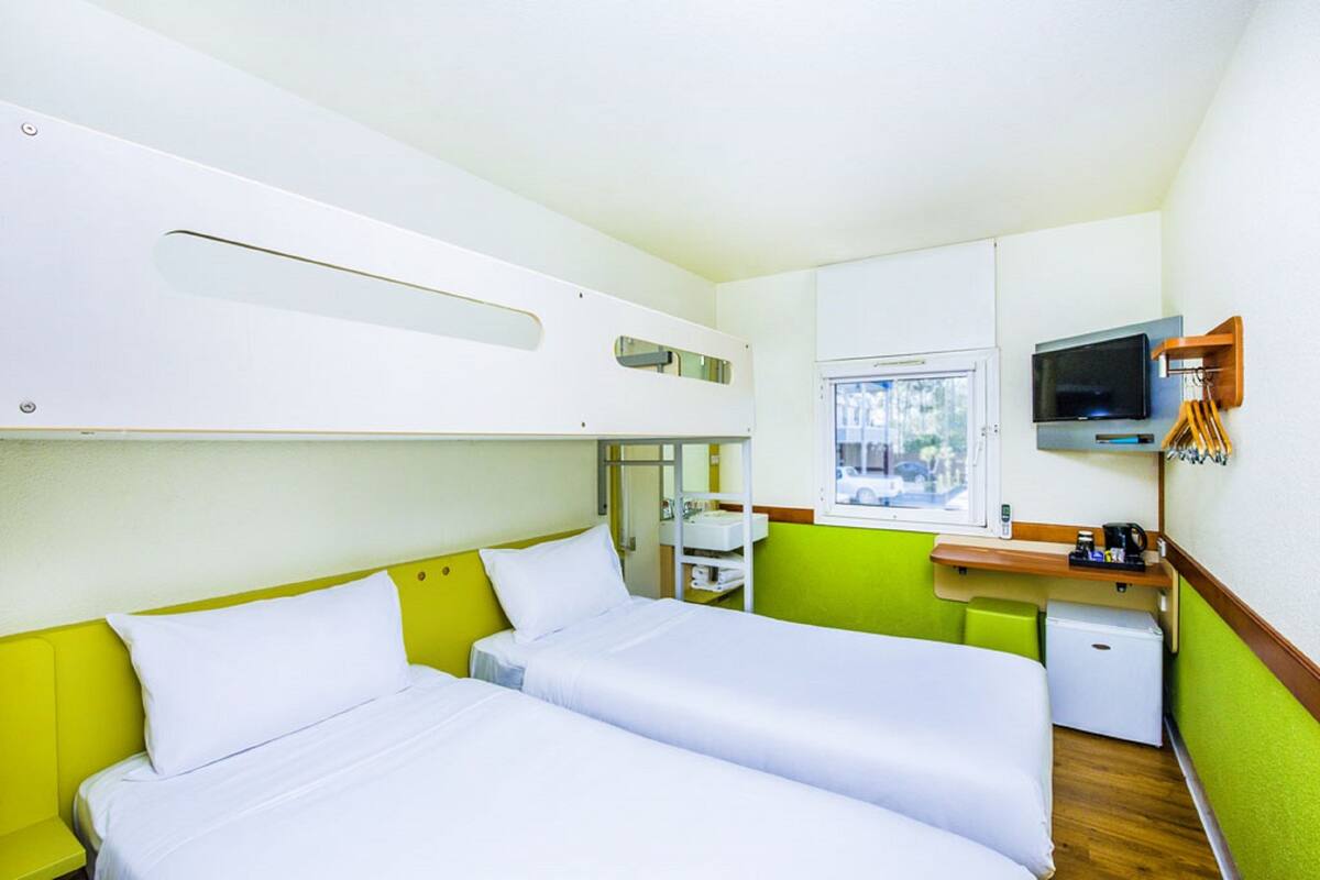 Desk, soundproofing, WiFi (free), bed sheets