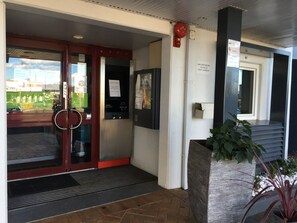Property entrance - ibis Budget Campbelltown (Campbelltown)