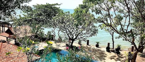 2 kolam renang terbuka, payung kolam, kerusi lepak pantai