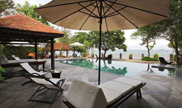 2 piscine all'aperto, ombrelloni da piscina, lettini