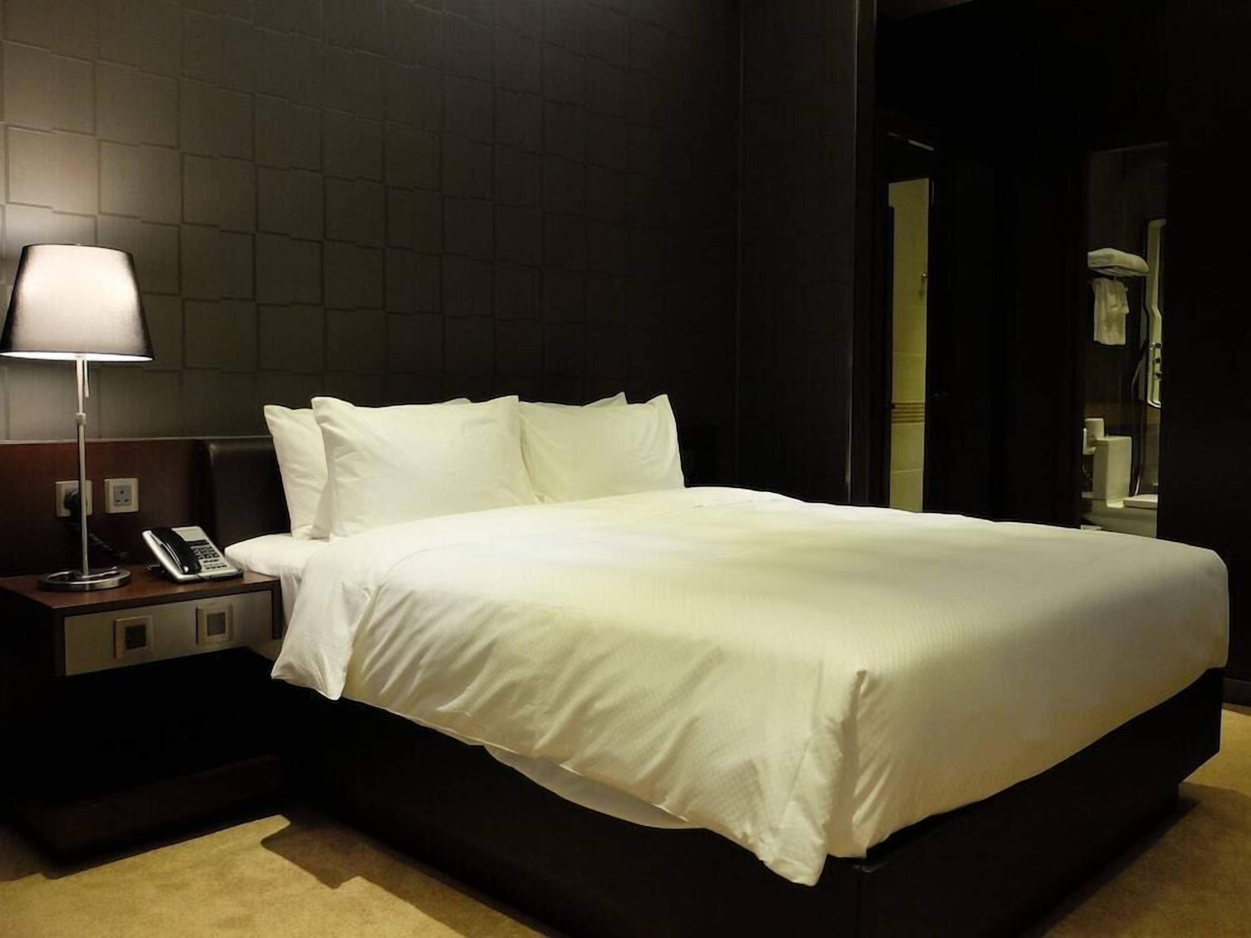 Cosmopolitan Queen Bed Room