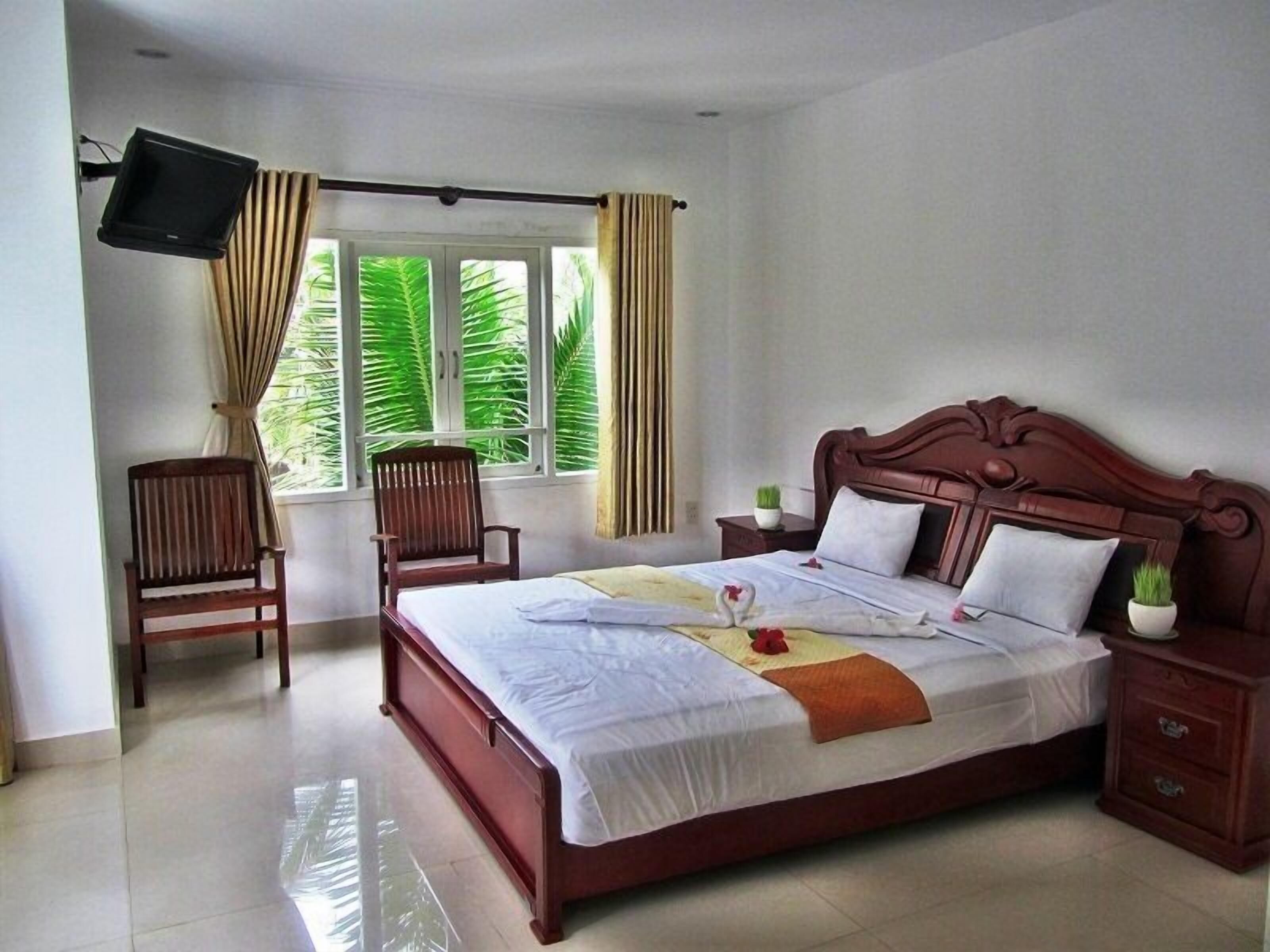 Minibar, desk, free WiFi