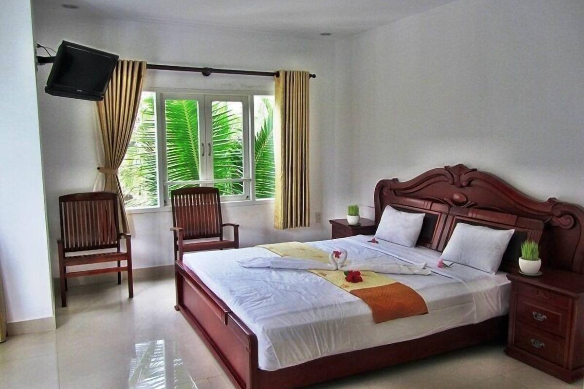 Minibar, desk, free WiFi