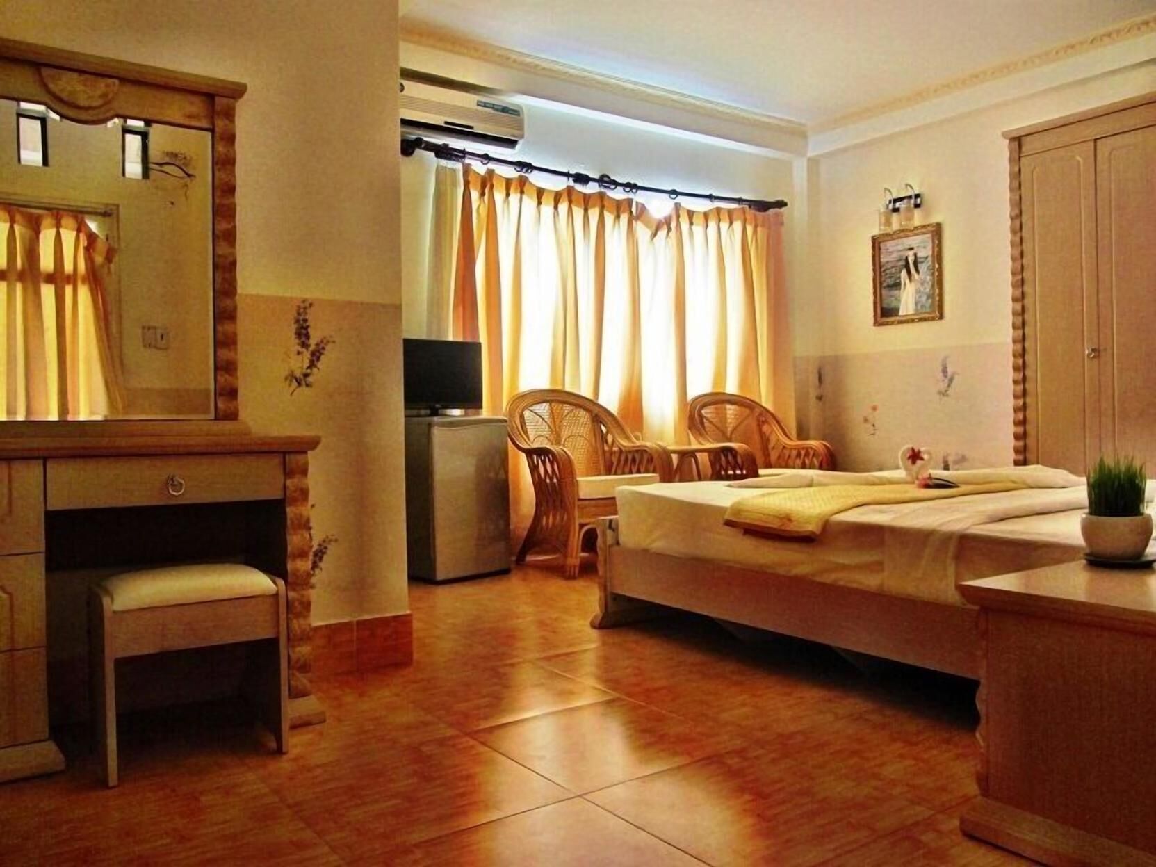 Minibar, desk, free WiFi