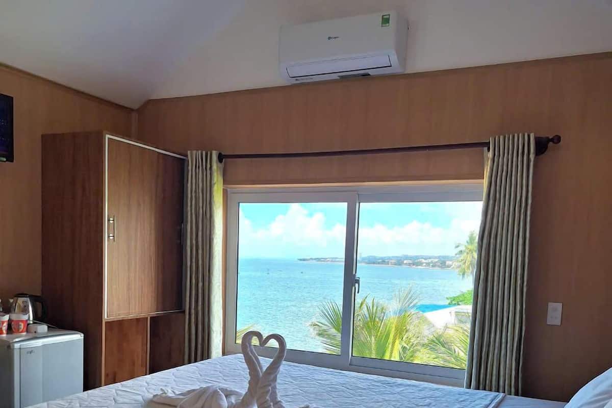 Superior Double Room, Ocean View | Minibar, desk, WiFi (free)