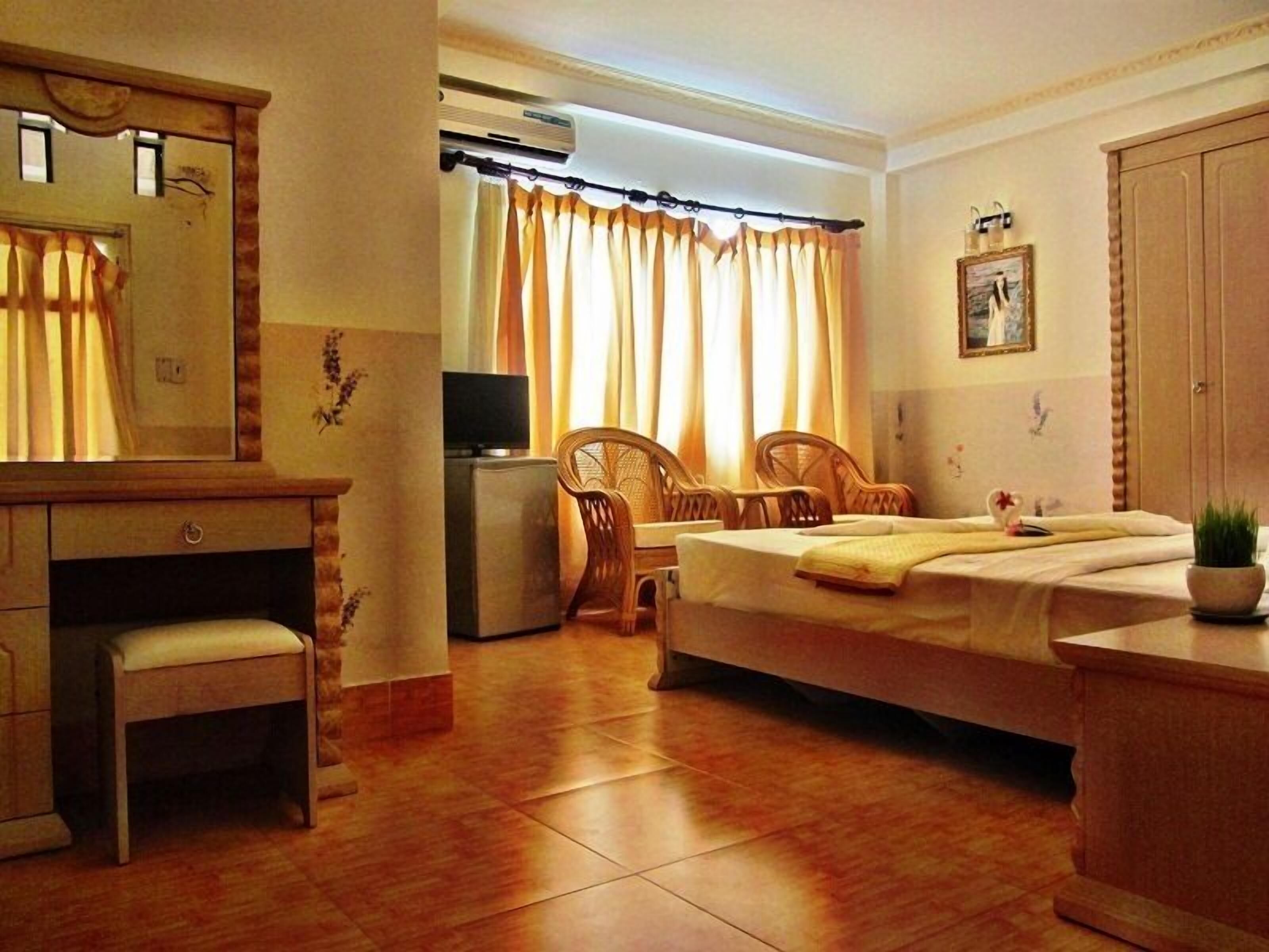 Minibar, desk, free WiFi