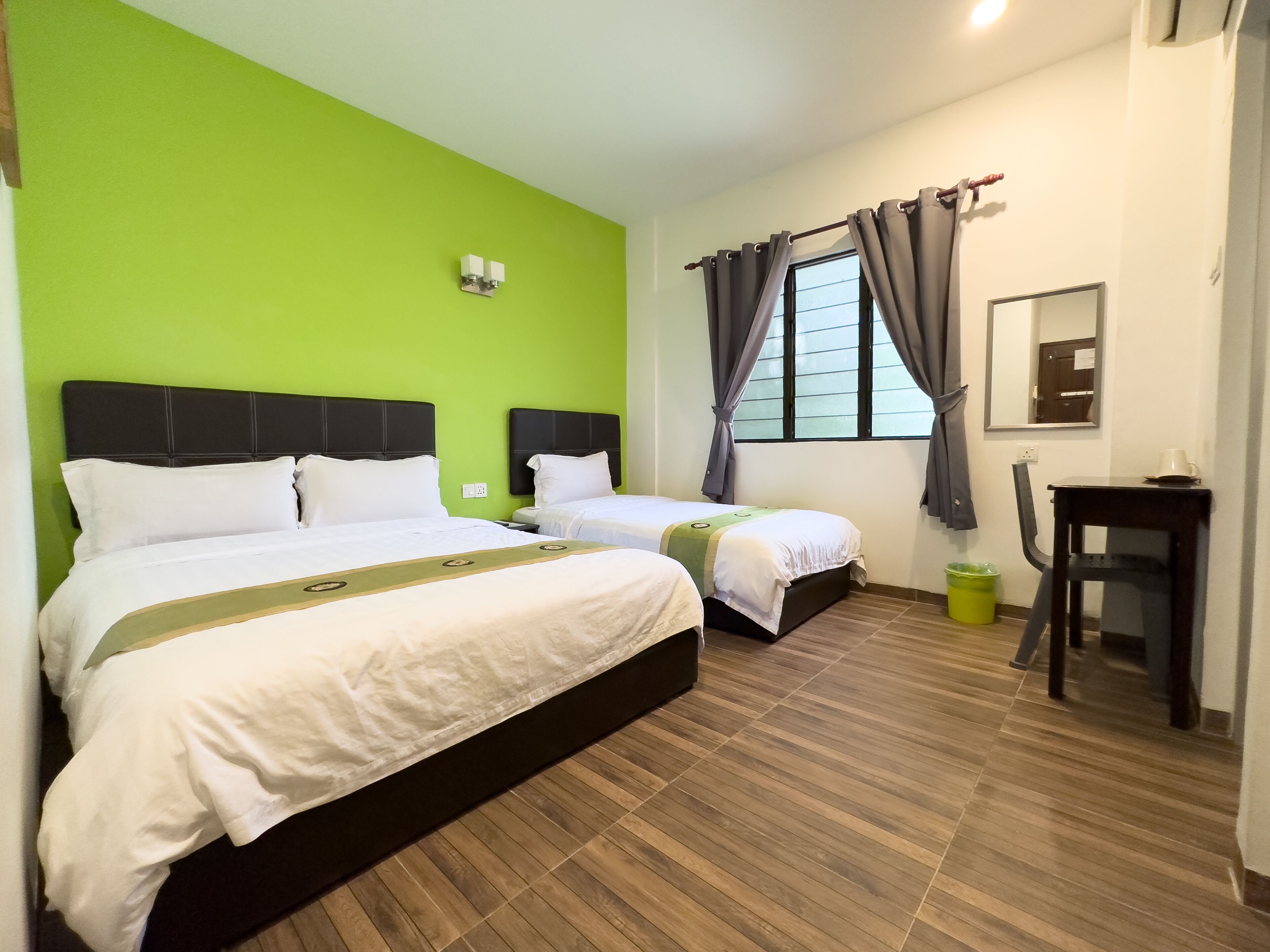 triple room with window | desk, free wifi