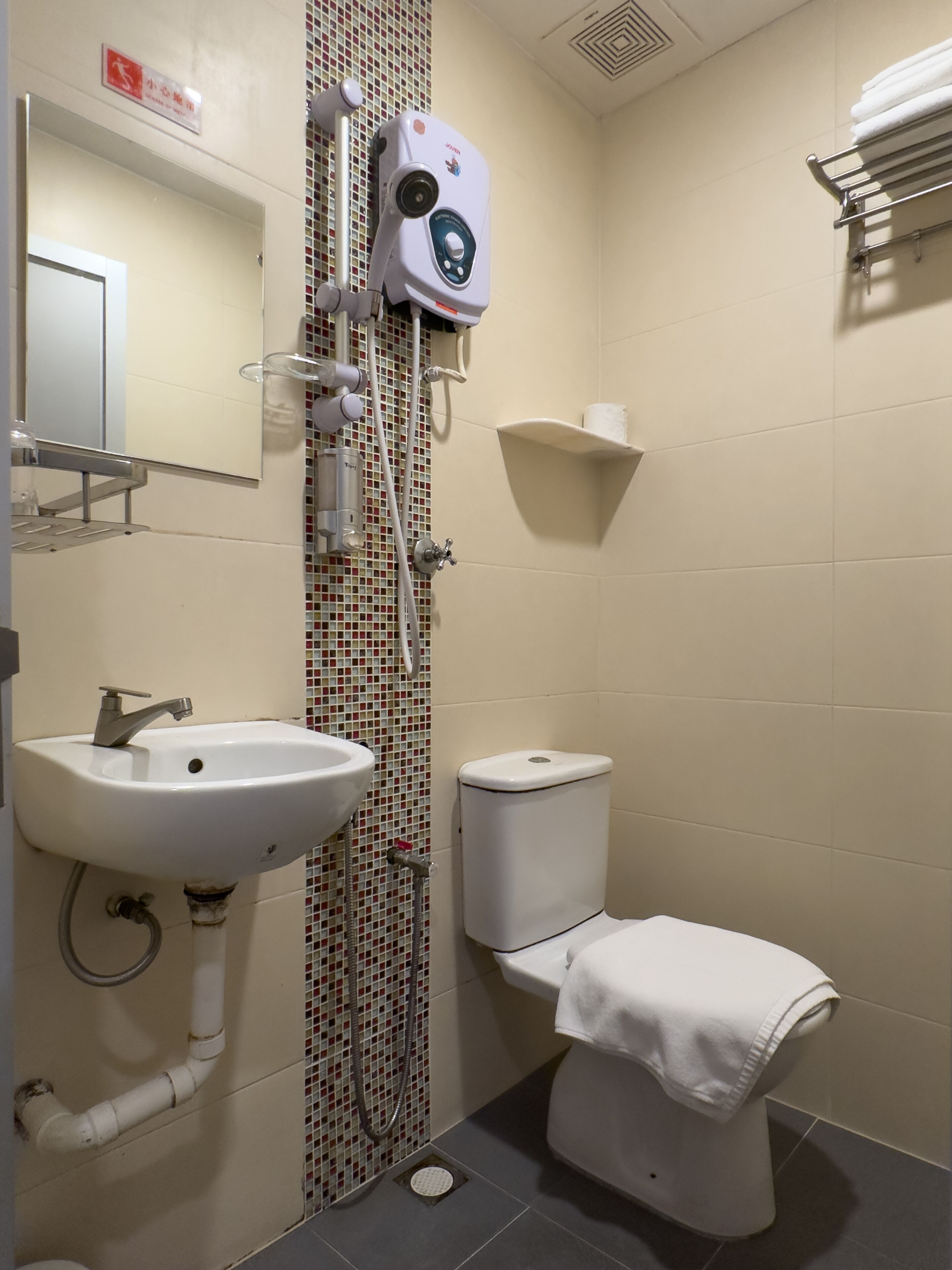 shower, free toiletries, hair dryer, towels