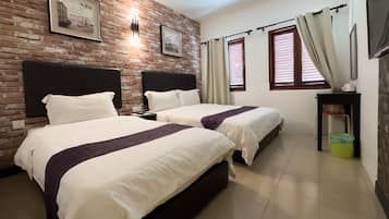 Triple Room With Window | Desk, free WiFi