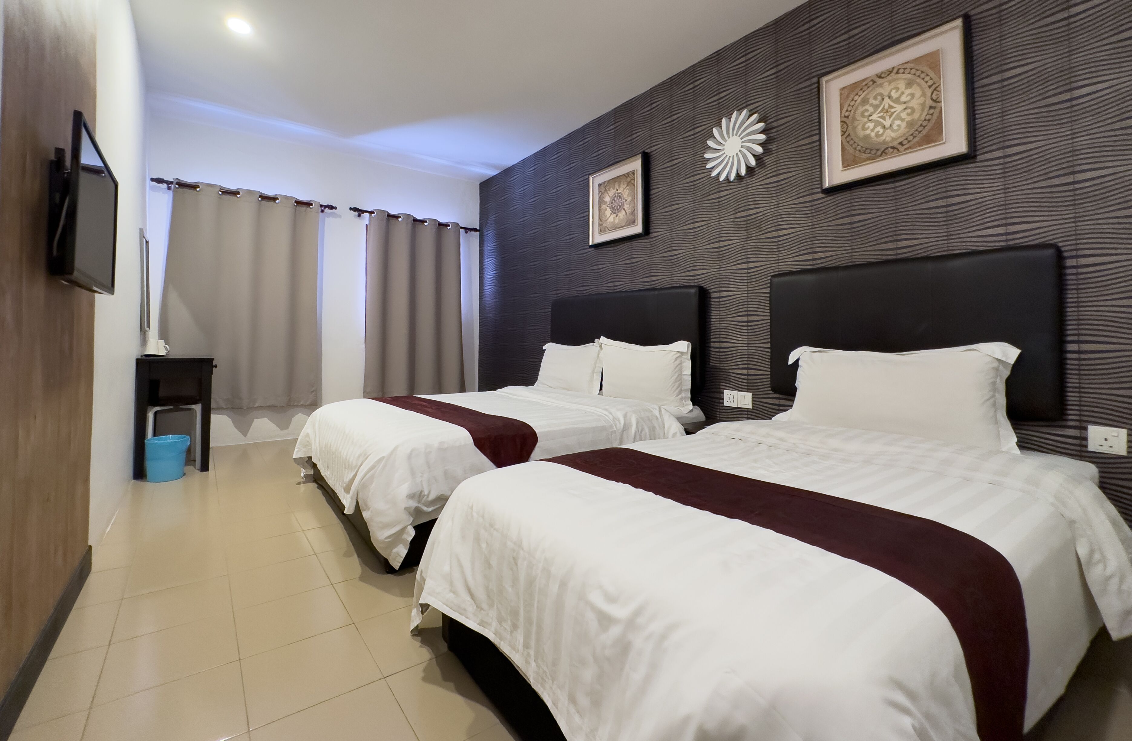 triple room with window | desk, free wifi