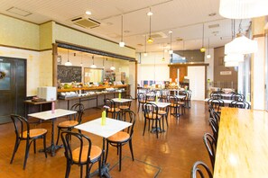 Daily full breakfast (JPY 1000 per person)