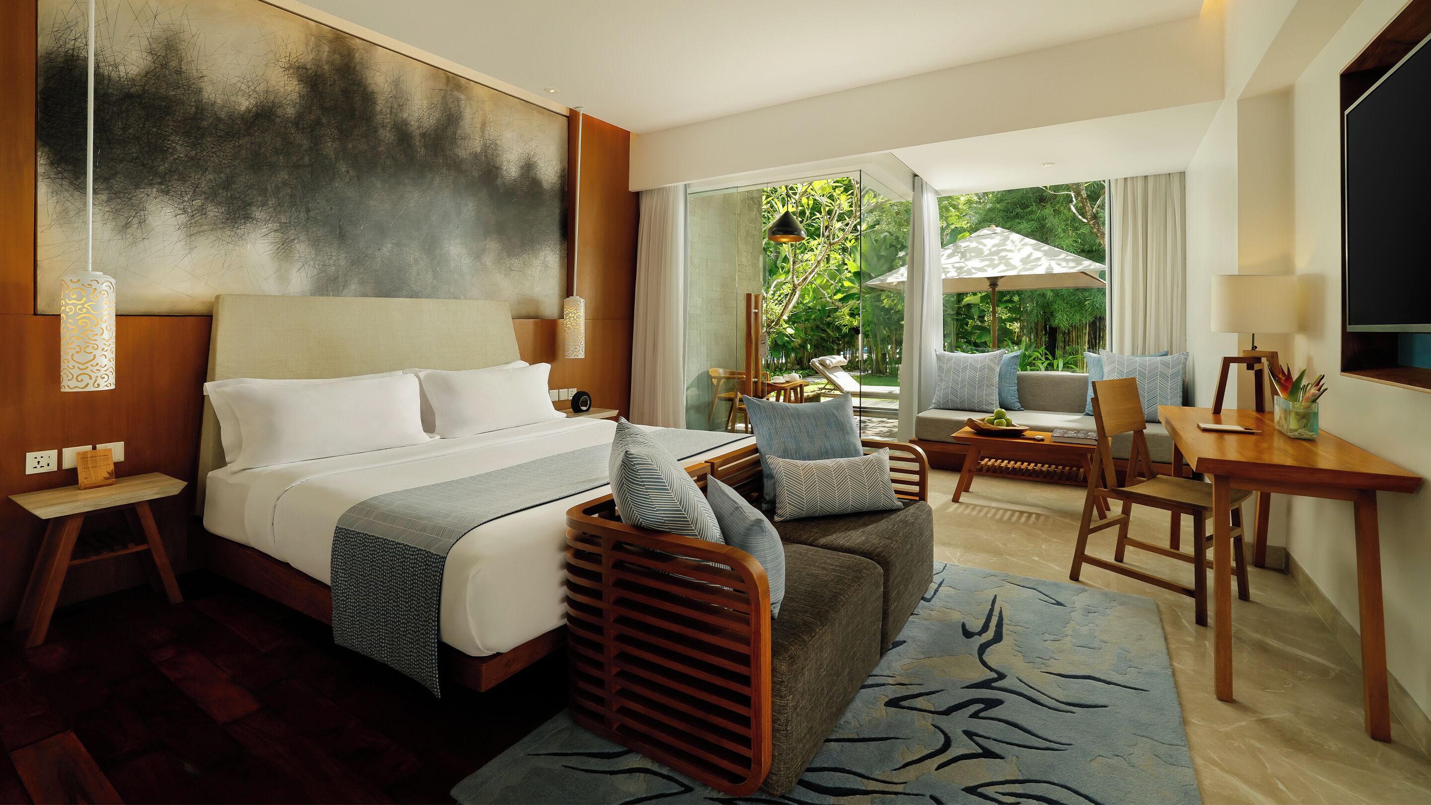 Wonderful Pool Access - 1 King Bed | Premium bedding, minibar, in-room safe, desk