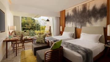 Wonderful Garden View - 2 Double Beds | Seprai premium, minibar, brankas, dan meja kerja