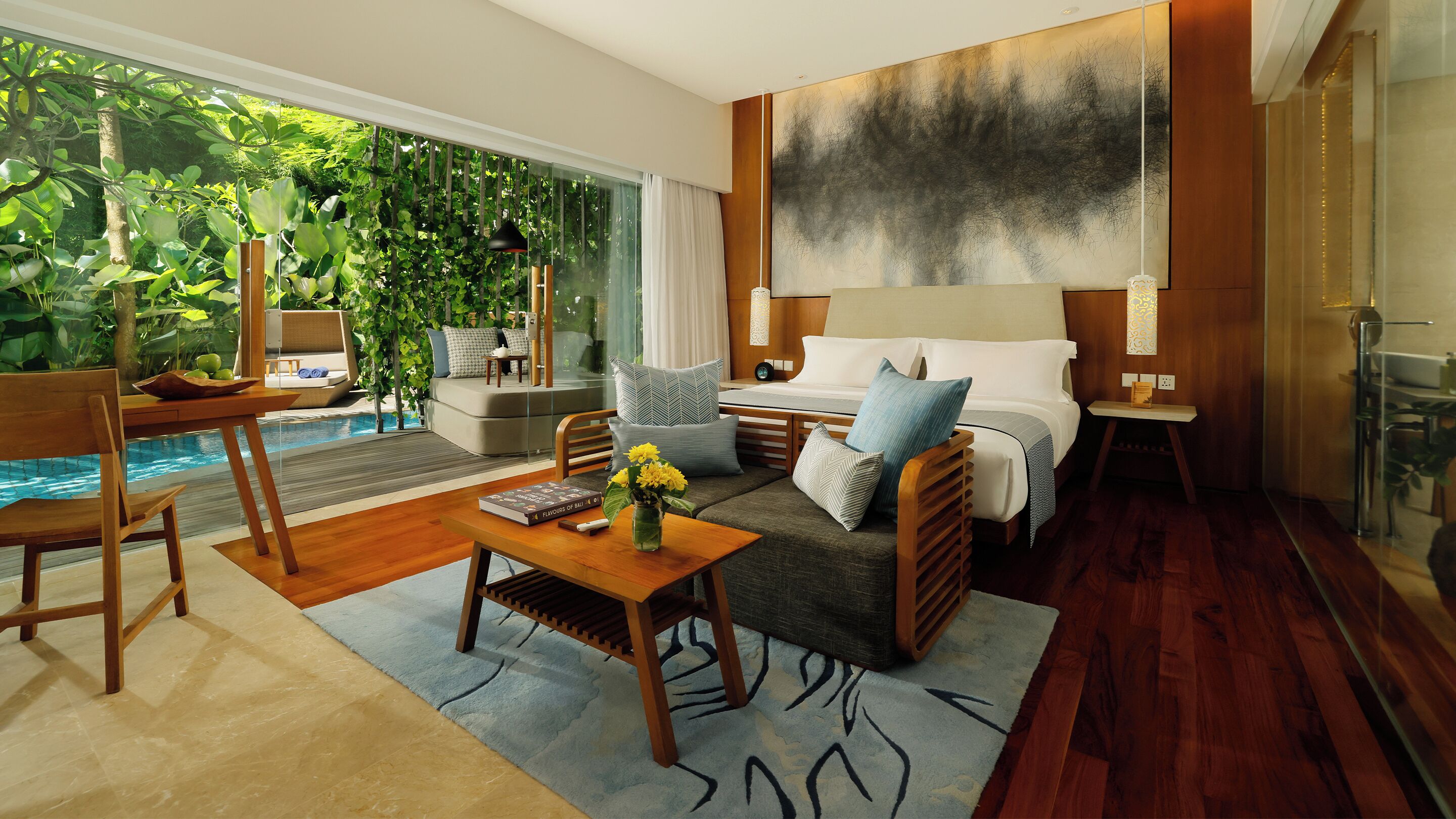 Une chambre d’hôtel moderne avec une piscine, un canapé, un lit et un grand tableau abstrait.